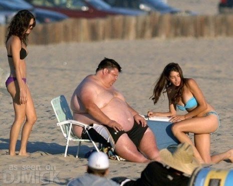 Fat_Guy_Having_Trouble_At_The_Beach_3.jpg